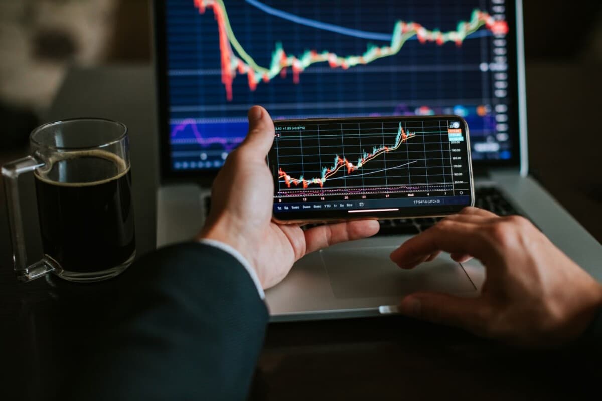 Navigating The Digital Investment Landscape: How To Choose The Most Reliable Demat Apps For Safe Stock Trading