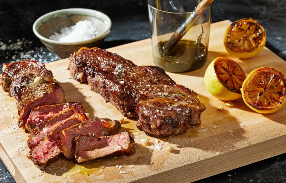 The Art of Pairing Italian Flavors with Steak: A Culinary Perspective